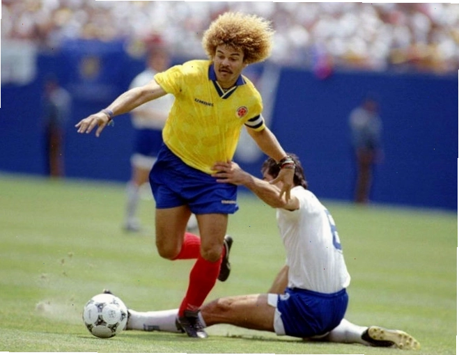 Carlos Valderrama giữ bóng giữa vòng vây đối phương
