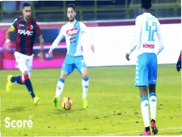Dries Mertens khống chế bóng tinh tế