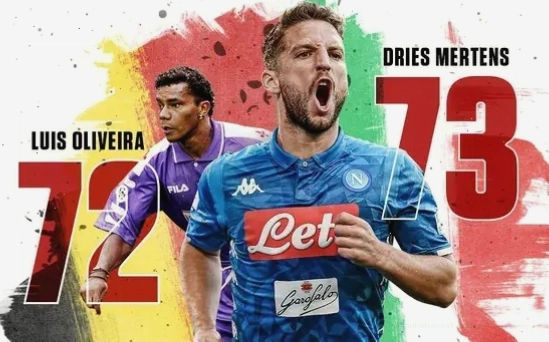 Dries Mertens thảo luận chiến thuật cùng đồng đội