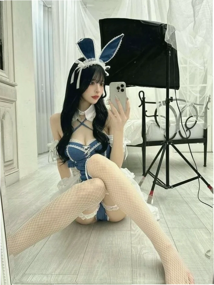 Bộ bikini đỏ rực với chi tiết độc đáo, tạo điểm nhấn nóng bỏng