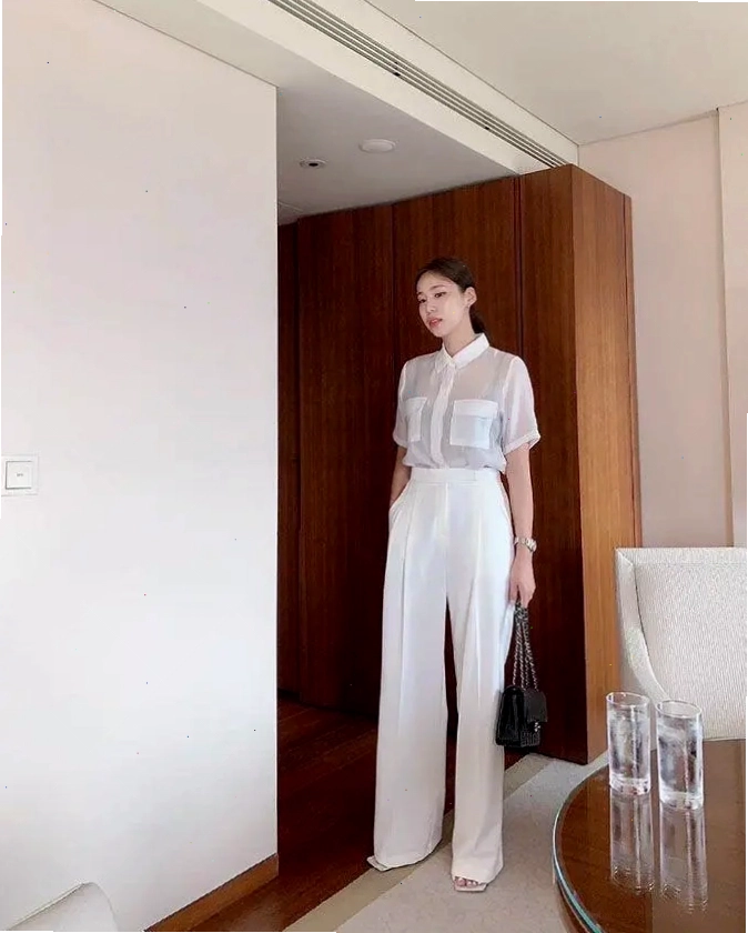 Chàng trai anime nhìn ra xa với ánh mắt u buồn