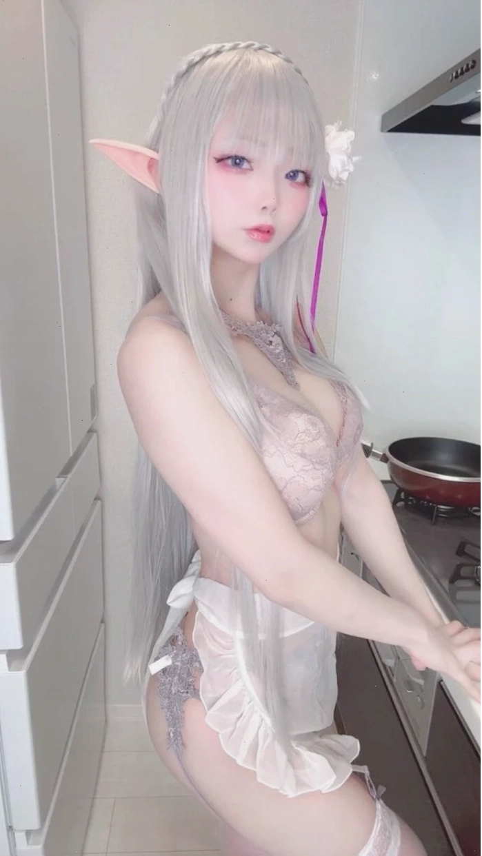 Cô gái cosplay khoe vẻ đẹp ngọt ngào trong bộ bikini xinh xắn