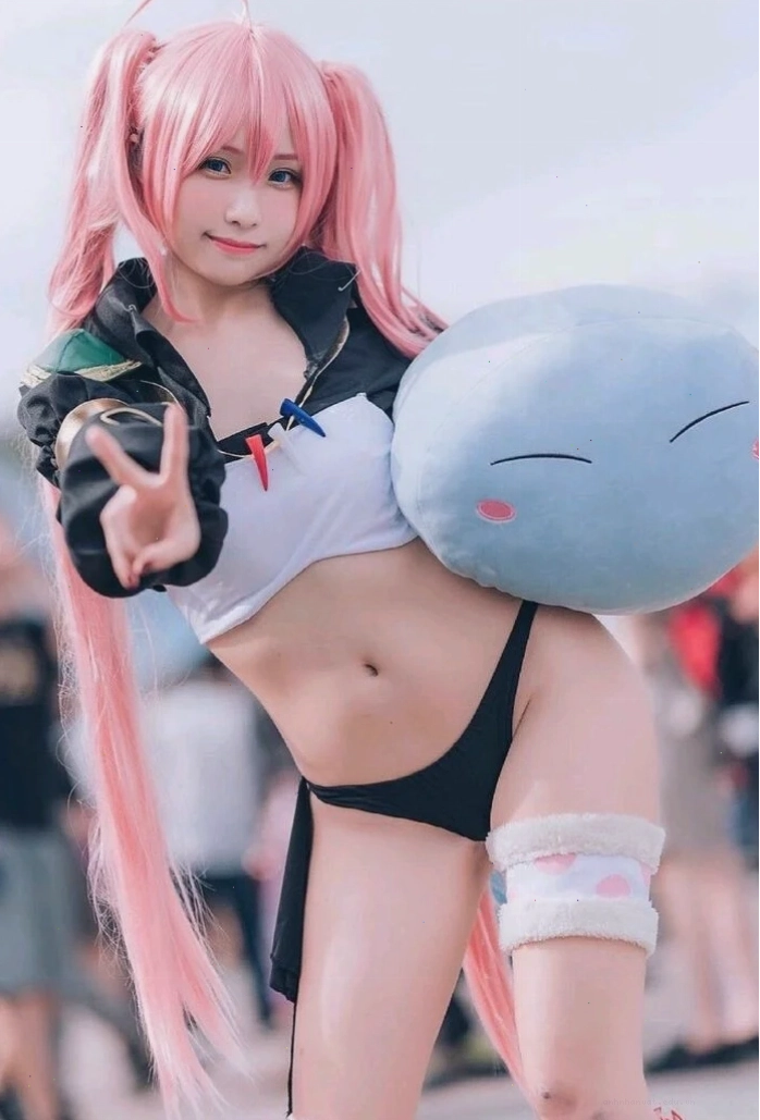 Cô gái cosplay với bộ bikini dễ thương và biểu cảm đáng yêu