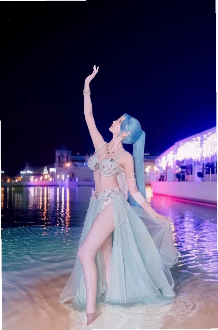 Cô gái xinh đẹp hóa thân thành nhân vật anime trong bộ bikini dễ thương