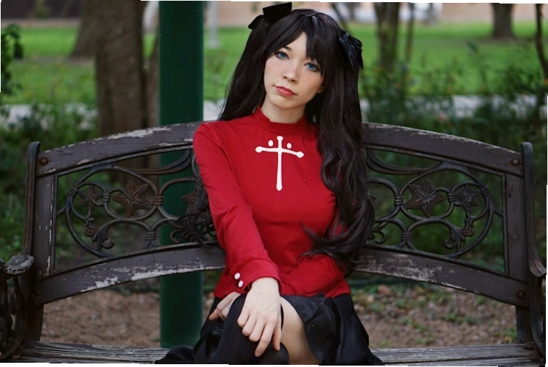 Cosplay Rin Tohsaka với trang phục học sinh đặc trưng