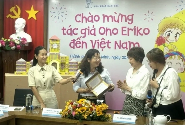 Đại diện NXB Trẻ trao tặng quà lưu niệm cho tác giả Ono Eriko