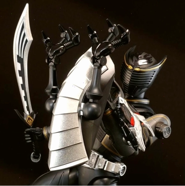 Đồ chơi siêu nhân Kamen Rider Ryuga Figure-rise Standard