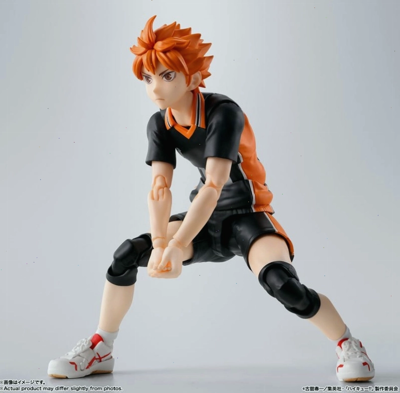 Hinata Shoyo đang tập luyện với bóng chuyền