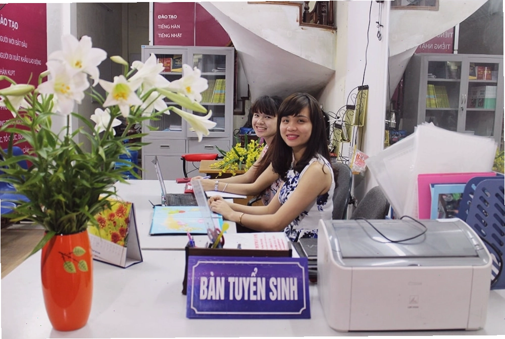 Hình ảnh buổi gặp gỡ và trao đổi giữa các thế hệ