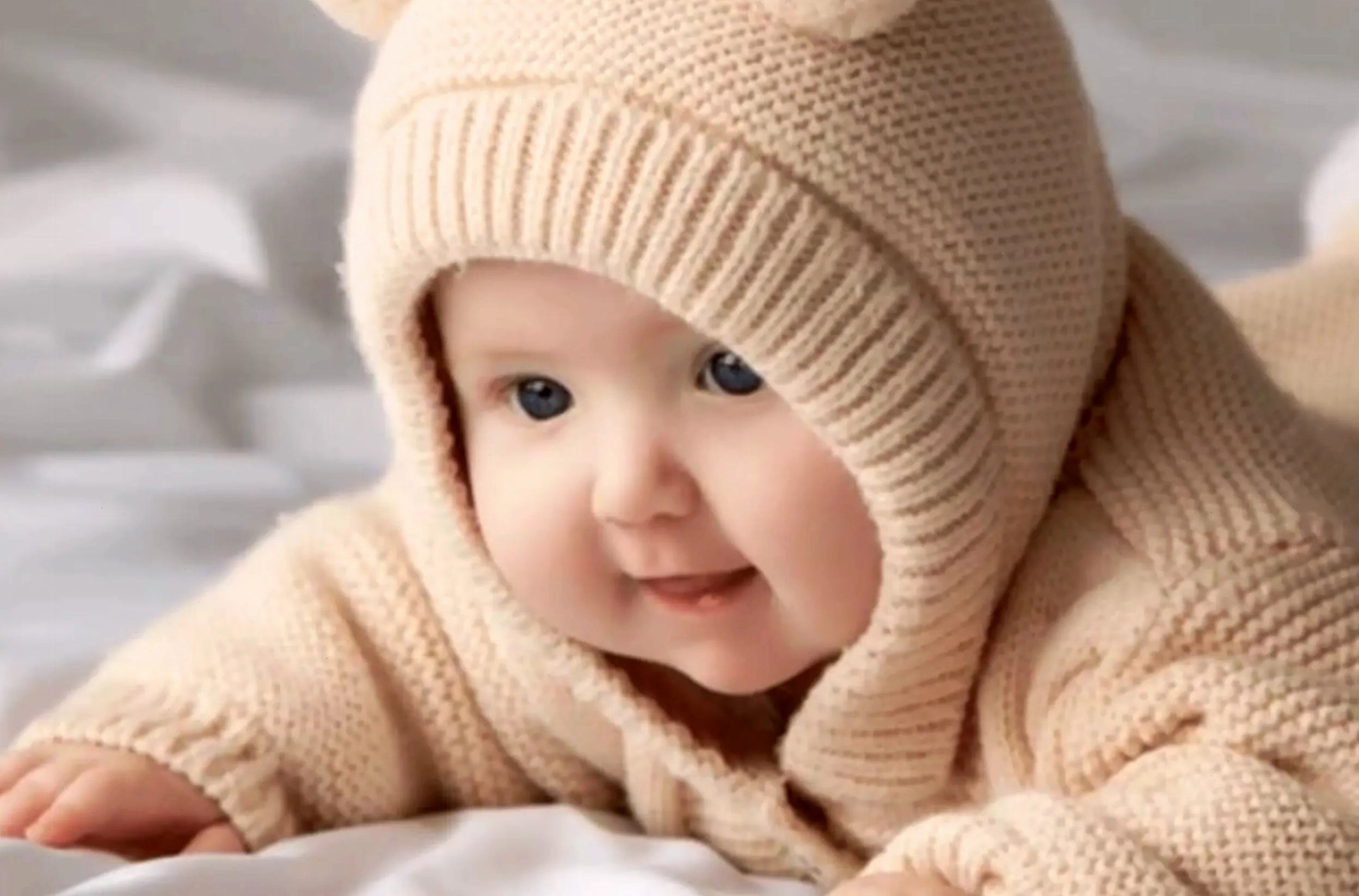 Hình nền em bé cute đáng yêu với đôi mắt to tròn