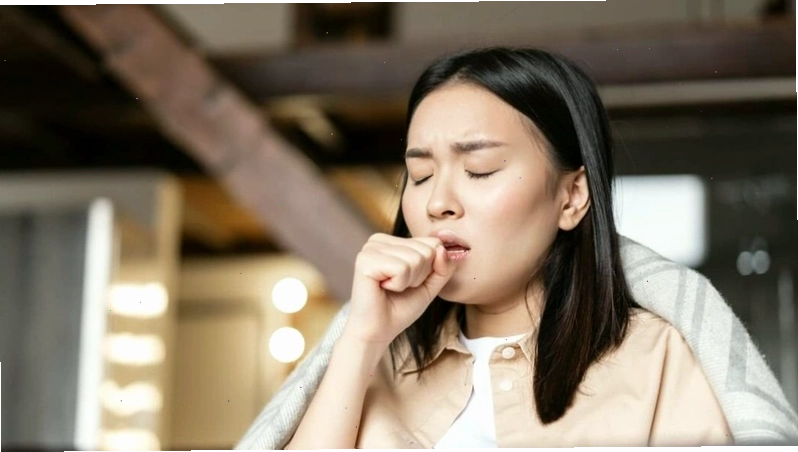Ho, nhổ hoặc nôn ra hoa là dấu hiệu tiêu biểu nhất của Hanahaki