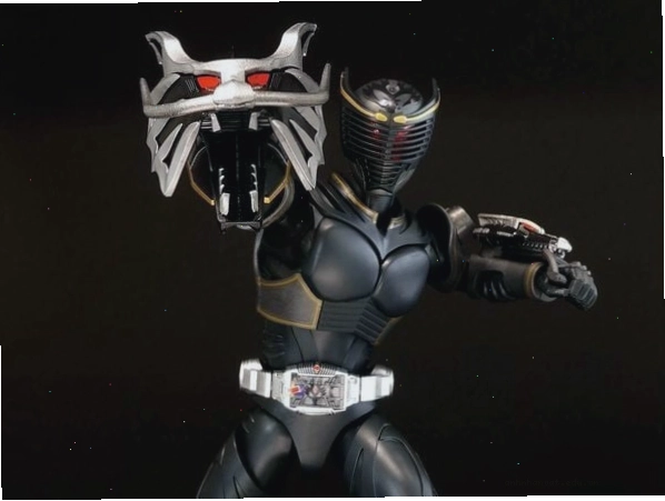 Kamen Rider Ryuga với thiết kế ấn tượng trong dòng Figure-rise Standard
