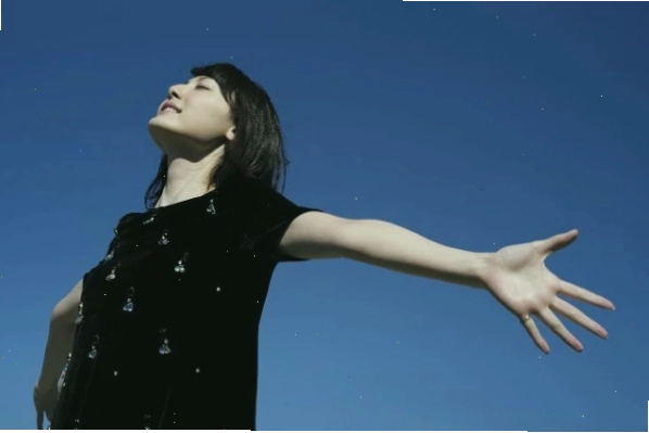 Kana Hanazawa biểu diễn trên sân khấu