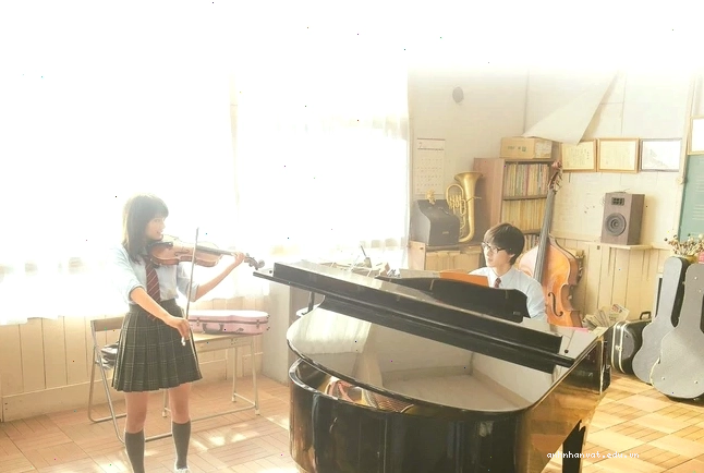 Kaori đang biểu diễn trên sân khấu