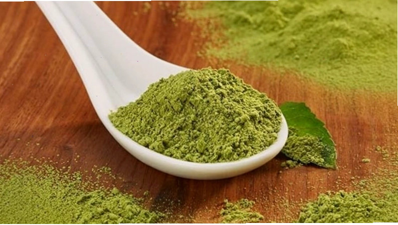 Người mua nên quan sát kỹ màu, mùi và độ mịn để phân biệt matcha chuẩn