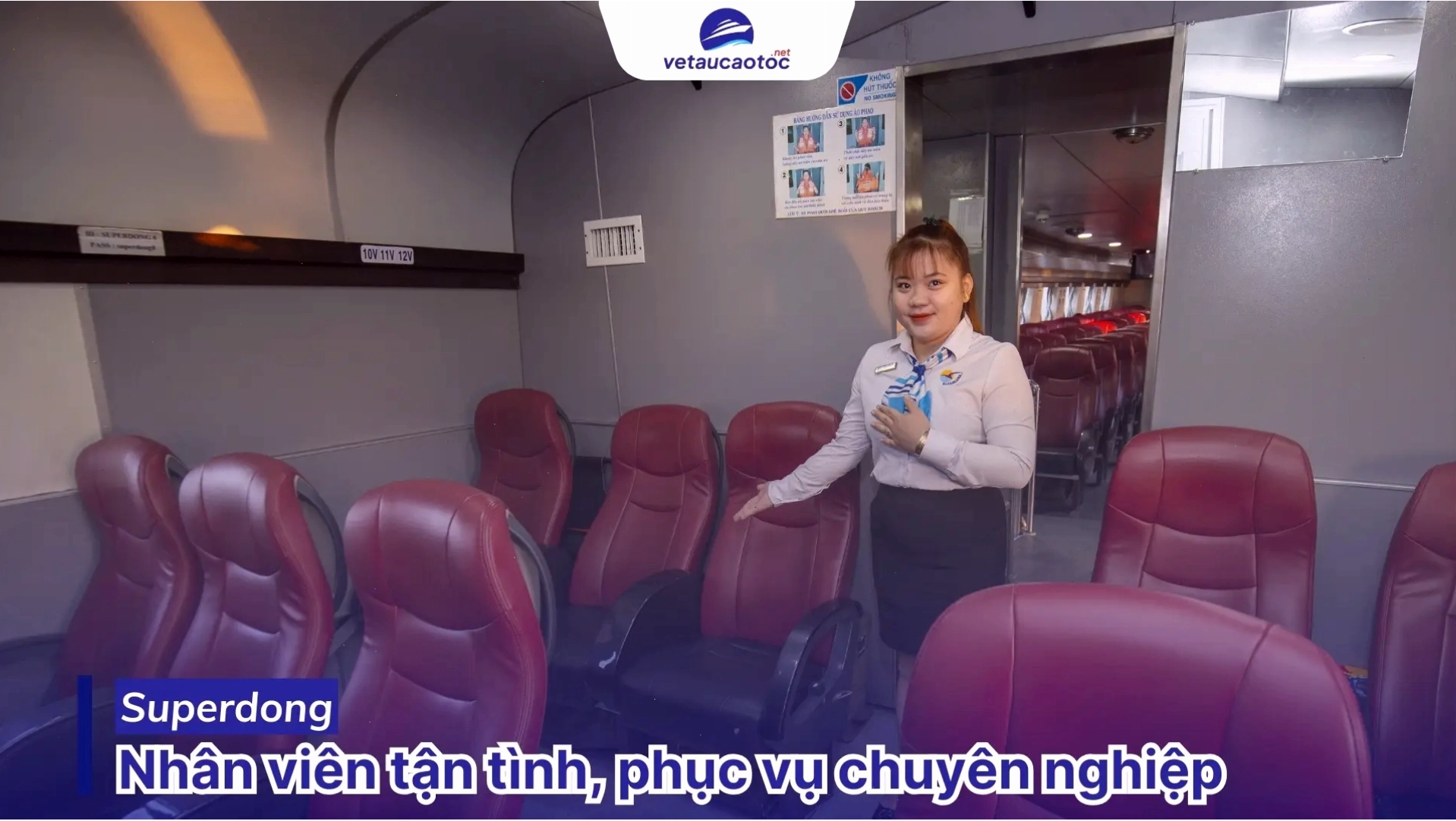 Nhân viên tàu cao tốc phục vụ hành khách