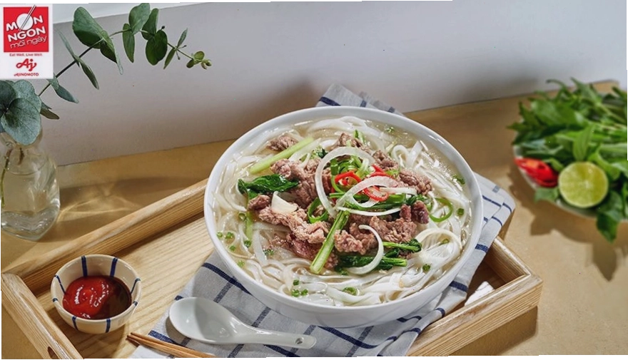 Nước dùng phở bò đang được đun sôi với các loại gia vị thảo mộc