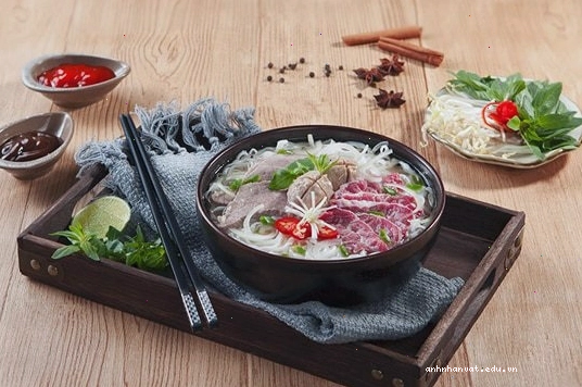 Thịt bò bắp hoa được thái mỏng để làm món phở bò tái chín