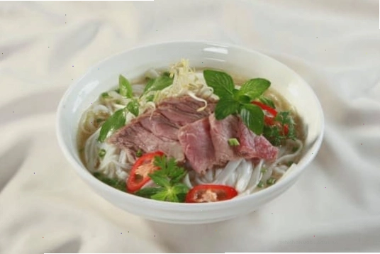 Tô phở bò tái chín với nước dùng trong vắt và màu sắc hấp dẫn