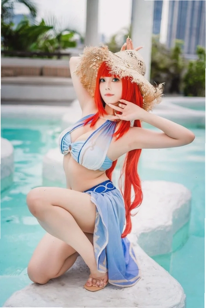 Vẻ đẹp cuốn hút của cô gái cosplay trong bộ bikini thanh lịch