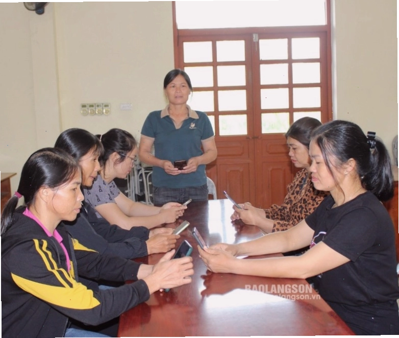 Phụ nữ thảo luận với chuyên gia để xây dựng lộ trình sức khỏe thai kỳ khỏe mạnh