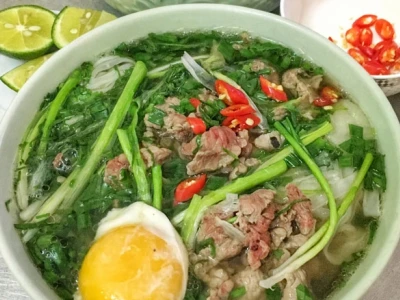 Hướng dẫn cách làm phở bò tái chín chuẩn vị truyền thống tại nhà 2026